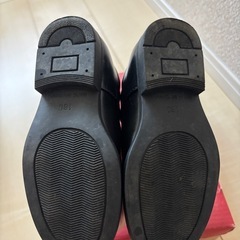 女児用の革靴の画像