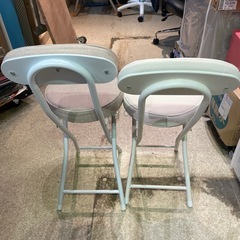 折りたたみ椅子　白とベージュの画像