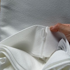 カーテンレースのみ(新品)と粉洗剤(少し使用済み)の画像