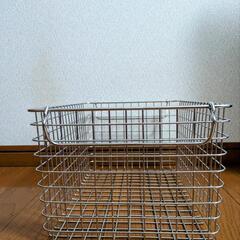 美品）無印ステンレスワイヤーバスケット（幅37cm・奥行き26cm・高さ18cm）の画像