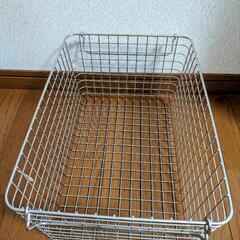 美品）無印ステンレスワイヤーバスケット（幅37cm・奥行き26cm・高さ18cm）の画像