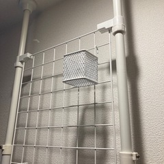 突っ張りラック　壁　収納の画像