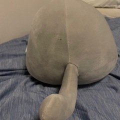 旅行で便利！両腕が入られる猫ぬいぐるみの画像