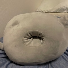 旅行で便利！両腕が入られる猫ぬいぐるみの画像
