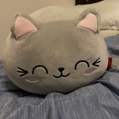 旅行で便利！両腕が入られる猫ぬいぐるみの画像