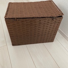 蓋付き籐のカゴ　の画像