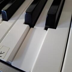 CASIO　プリヴィア　PX-500L　専用スタンド装着　レの鍵盤が上がりません　22年くらい前に買いました　音はなります　ペダルも音がのびるやつの付属コードあり　椅子は昔のピアノの椅子です(痛みあり)　8月28日で終了しますの画像