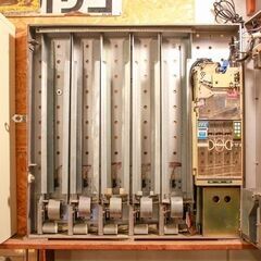 【武蔵小山店】 フジタカ FTV-K117 タバコ自動販売機 自販機 レトロ 鍵付き たばこ 販売機 店舗什器　タバコ自動販売機 タバコ自販機 自販機 レトロ自販機 昭和レトロ 喫煙具 自販機什器 タバコディスプレイ レトロ雑貨 レトロ什器 ビンテージ雑貨 アンティーク自販機 店舗什器 喫煙所 レトロインテリア タバコケース 自販機型ディスプレイ インダストリアル什器 昭和家電 電飾看板の画像