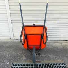 【JM715】運搬用 一輪車 浅型 猫 ネコ ねこ車 オレンジの画像