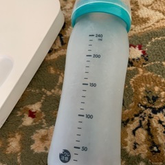 ミルトン専用容器と哺乳瓶の画像