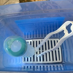 ミルトン専用容器と哺乳瓶の画像