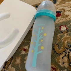 ミルトン専用容器と哺乳瓶の画像
