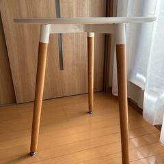 白のcafeテーブル
の画像