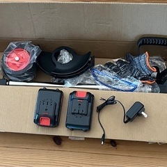 新品未使用　草刈り機 充電式 高性能 21V 4000mAhのバッテリー総容量 強力1880W 低騒音 補助ホイール 伸縮可 角度調整可 多替刃付きの画像