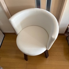 白いダイニングチェア
の画像