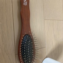 ウィッグ専用ブラシとスタイリングウォーターの画像