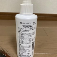 ウィッグ専用ブラシとスタイリングウォーターの画像