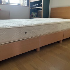 大き目引出し3つ付　
高級シングルベッドの画像