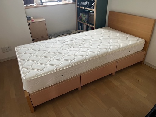 大き目引出し3つ付　
高級シングルベッド