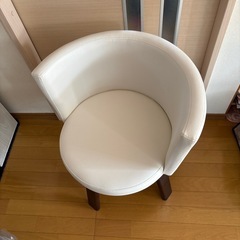 白いダイニングチェア
の画像