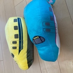 鉄道博物館のくじの景品のはやぶさとドクターイエロー　新幹線のぬいぐるみ　スーパートレインロング　E5系はやぶさ　 の画像