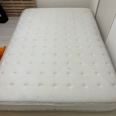 柔らかいダブルのマットレス（敷きパット1、カバー夏用2、冬用1付属）の画像