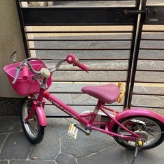 女の子自転車（補助輪付き）の画像