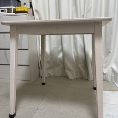 テーブル　椅子1脚の画像