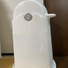 ハイローチェアとチェアカバーと消臭のオムツゴミ箱の画像