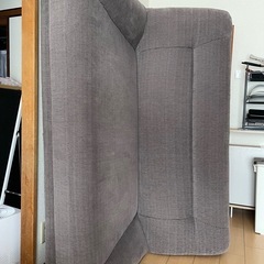 直接受け渡し グレー 2人掛けソファ クッション付きの画像