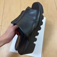 黒サンダルの画像