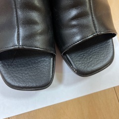 黒サンダルの画像