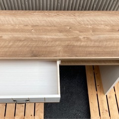 カントリー調デスクの画像