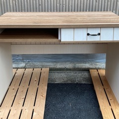 カントリー調デスクの画像