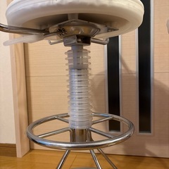 白いカウンターチェア2脚の画像