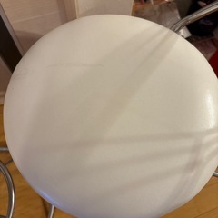 白いカウンターチェア2脚の画像