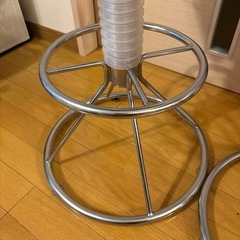 白いカウンターチェア2脚の画像