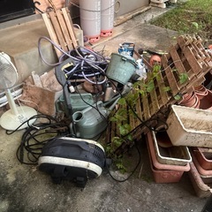植木鉢やホースなど色々の画像