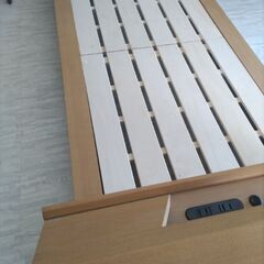 札幌市近郊の方限定！送料無料！シングルすのこベッド コンセント、照明、宮棚、ニトリ マットレス（厚さ30cm）付きの画像
