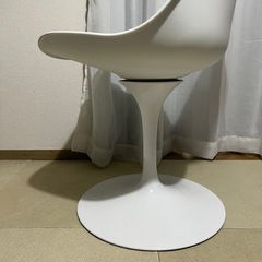 白椅子　回転チェアの画像