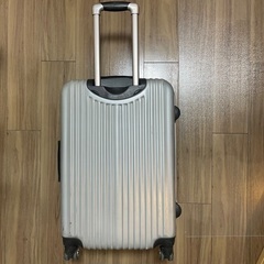 スーツケース/キャリーケース　シルバー　65リットル程度の画像