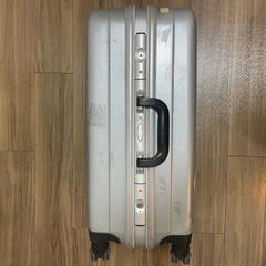 スーツケース/キャリーケース　シルバー　65リットル程度の画像