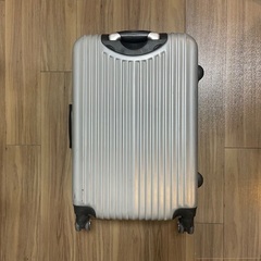 スーツケース/キャリーケース　シルバー　65リットル程度の画像