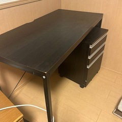 デスクと収納の画像