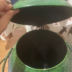 カエル　ブリキのゴミ箱の画像