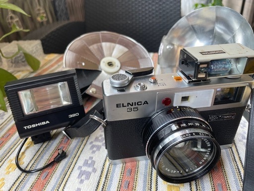 昭和レトロなカメラELNICAとストロボなど写真の付属品一式　インテリアにも