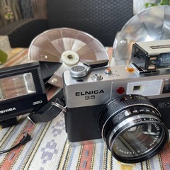 昭和レトロなカメラELNICAとストロボなど写真の付属品一式　インテリアにもの画像