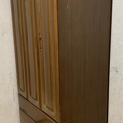 引き出し付き洋服ダンスの画像