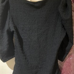 黒のパフスリーブトップスの画像