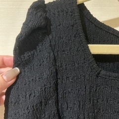 黒のパフスリーブトップスの画像
